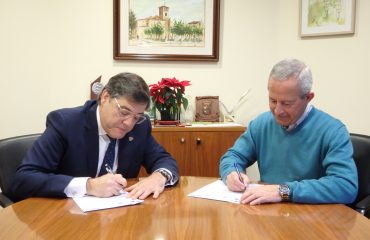 Firma entre Carlos Sainer y Román Rodríguez.